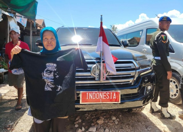 Cerita Masrifah Penjual Peyek yang Menangis Usai Kaos Pemberian Jokowi Dirampas