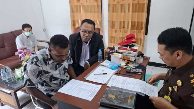 Tiga Tersangka Korupsi Pembangunan Gereja Diserahkan ke Kejari Merauke