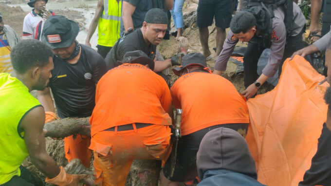 Terpaksa Gunakan Kayu Buah Untuk Congkel Jenasah