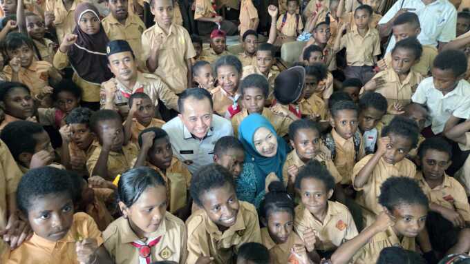 Gubernur: Anak-anak Papua Harus Bisa Jadi Presiden