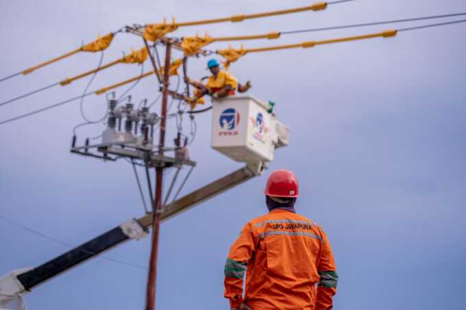 Selamatkan Jutaan kWh di Papua, PLN Lakukan Pemeliharaan Listrik Tanpa Padam