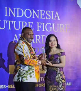Bupati Intan Jaya Terima Penghargaan The Best Figur Regent