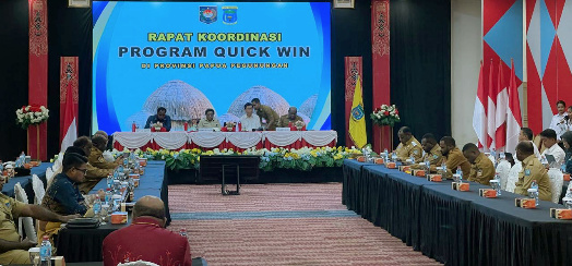 Pelaksanaan Rapat Koordinasi 8 Program Quik Wins Presiden dan 17 Program Nasional dengan Pemprov Papua Pegunungan dan 8 Bupati di Hotel Baliem Pilamo Wamena Senin (20/10) (foto:Denny/ Cepos)
