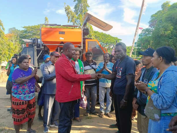 DPR Anggota Komisi IV DPR RI, Edoardus Kaize saat menyerahkan secara simbolis kunci kontak Combine Harvester atau alat pemanen kombinasi kepada kampung penerima bantuan secara simbolis, Kamis (23/10).  (foto:Sulo/Cepos)
