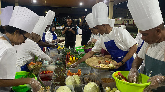 Meski Penuh Kelucuan, Tapi Hasilnya Tak Kalah dengan Masakan Hotel
