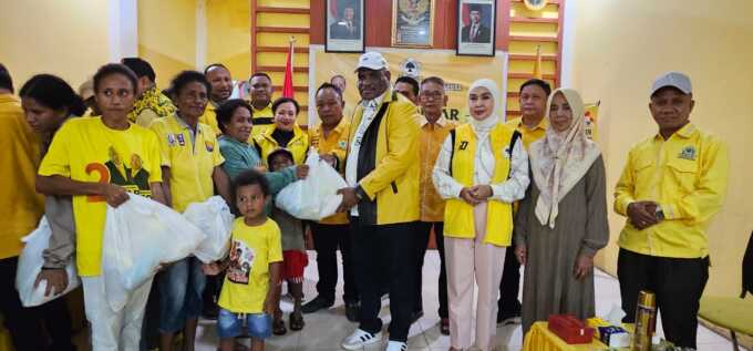 Rayakan HUT ke-61, DPD Golkar Kota Jayapura Bagikan Ribuan Paket Sembako