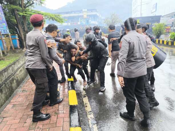Ricuh, Lima Pendemo Ditangkap