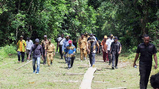 Bupati Waropen Mote dan Rombongan Blusukan Layani Warga Distrik Wonti