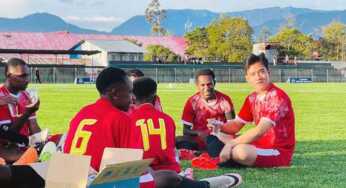 Tiba di Wamena, Gibran Langsung Main Bola dan Ngopi   