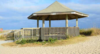 Lima dari 20 Gazebo Rusak Berat Akibat Diterjang Gelombang Air Pasang