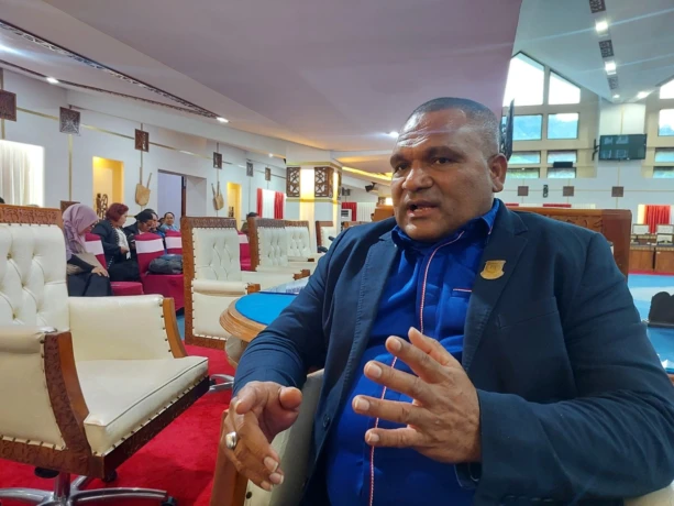 2-Frangklin E. Wahey