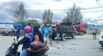 Hendak Belok, Truk Tanki BBM Diseruduk Motor