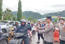 Bagikan 250 Paket Takjil, Polda Papua Ajak Warga Jaga Kamtibmas Foto kanan