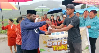 Pemkab Tolikara Bagikan Takjil untuk Umat Muslim