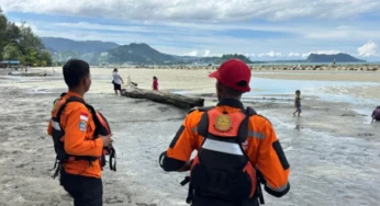  Tiga Orang Sempat Terseret Ombak, Beruntung Bisa Diselamatkan