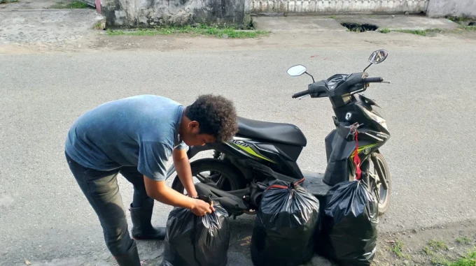 Gugup Saat Bereskan Pakaian di Lemari, Kaget Ada Costumer dari Asmat