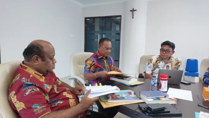 1-Komisi IV DPRP saat rapat