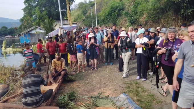 Kamera Mendadak Naik saat Tarian di Atas Perahu Dimulai