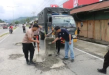 Polres Jayapura, Kurangi Kecelakaan Dengan Menambal Lubang F-KIRI