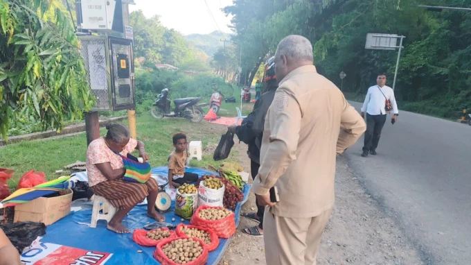 Wali Kota Turun Langsung Tertibkan Pedagang Buah di Otonom