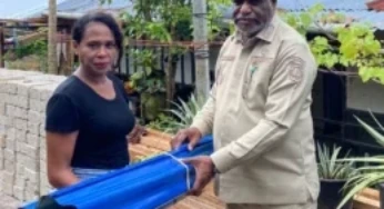 Tinjau Warga Korban Bencana di Dok IX, Wali Kota Serahkan Bantuan