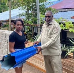 Tinjau Warga Korban Bencana di Dok IX, Wali Kota Serahkan Bantuan