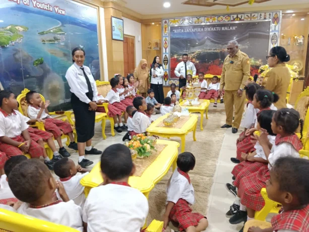 Tempat Pengambilan Keputusan Penting itu Jadi Penuh Tawa dengan Ungkapan Polos