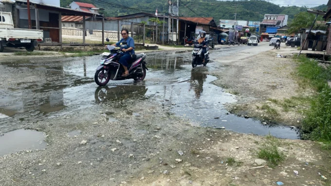 Drainase Tersumbat, Air Meluap di Jalan Masuk Pasar Youtefa