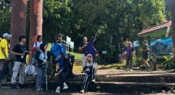 Target Sentuh Atap Langit, Temui Masjid Megah di Tepi Danau