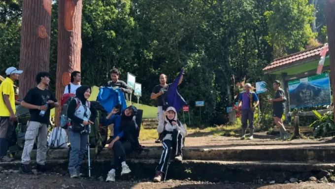 Target Sentuh Atap Langit, Temui Masjid Megah di Tepi Danau