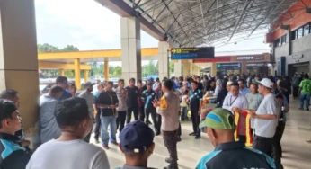 Disayangkan, Perlakuan Oknum Taksi Bandara Cek Ponsel Penumpang