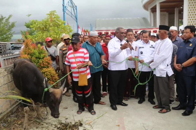 F-OPEN foto AA serahkan Sapi Kurban
