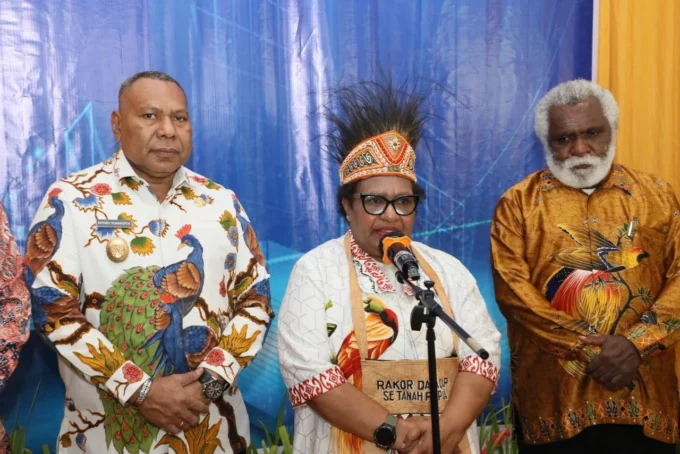 foto kiri 1 ribka haluk