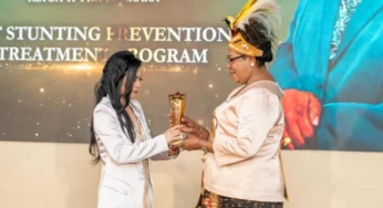Ny. Elisabet Flassy Wandik Terima Penghargaan Nasional