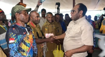 Bupati Keerom Serahkan DD Tahap I dan BLT