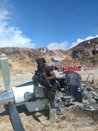 Pesawat Dibakar, Pilot Ditembak, Pelaku Langsung Berpose