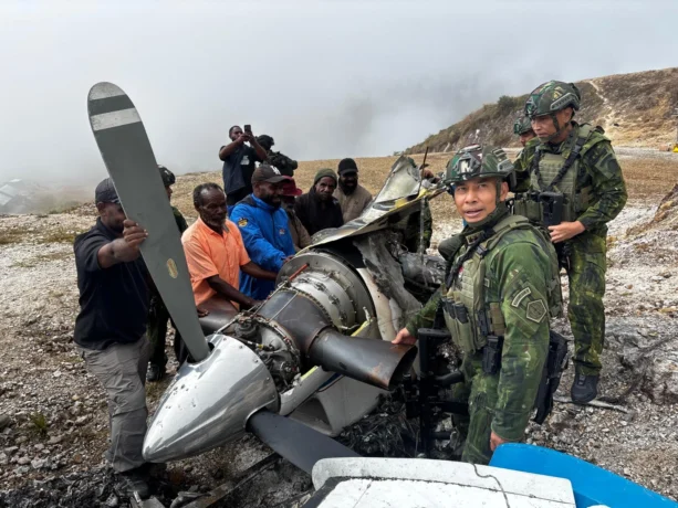 Pikul Senjata, Dua Jenderal Turun Langsung ke Lokasi Pembakaran Pesawat