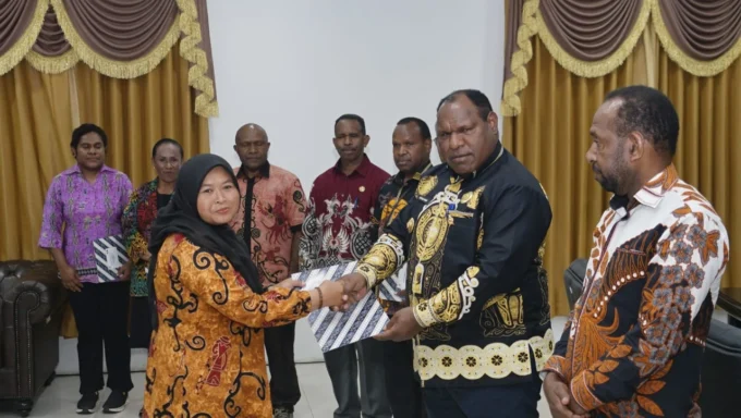 7 Pejabat Eselon II dan III Terima SK Plt