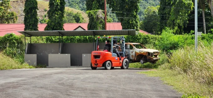 Bangkai Kendaraan Korban Kerusuhan Dipindahkan