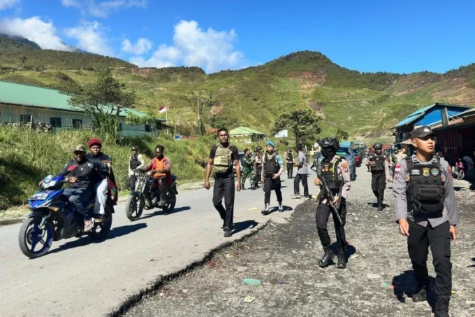TNI-Polri Sita Belasan Sajam dan Senapan Angin di Puncak Jaya