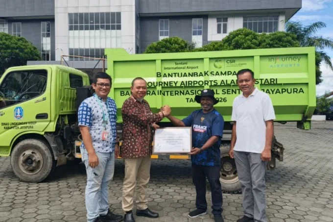 Bandara Sentani Serahkan Bantuan Hibah kepada DLH Kabupaten Jayapura