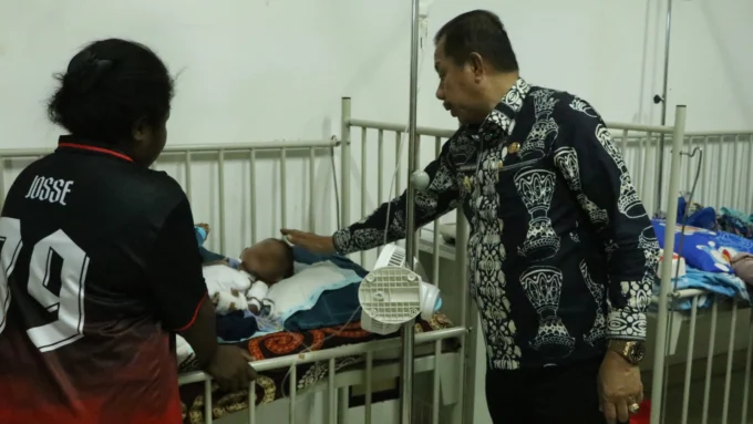 Rustan Saru Jenguk Balita di RSUD Ramela, Upayakan Orang Tua Pasien Didaftarkan BPJS Kesehatan