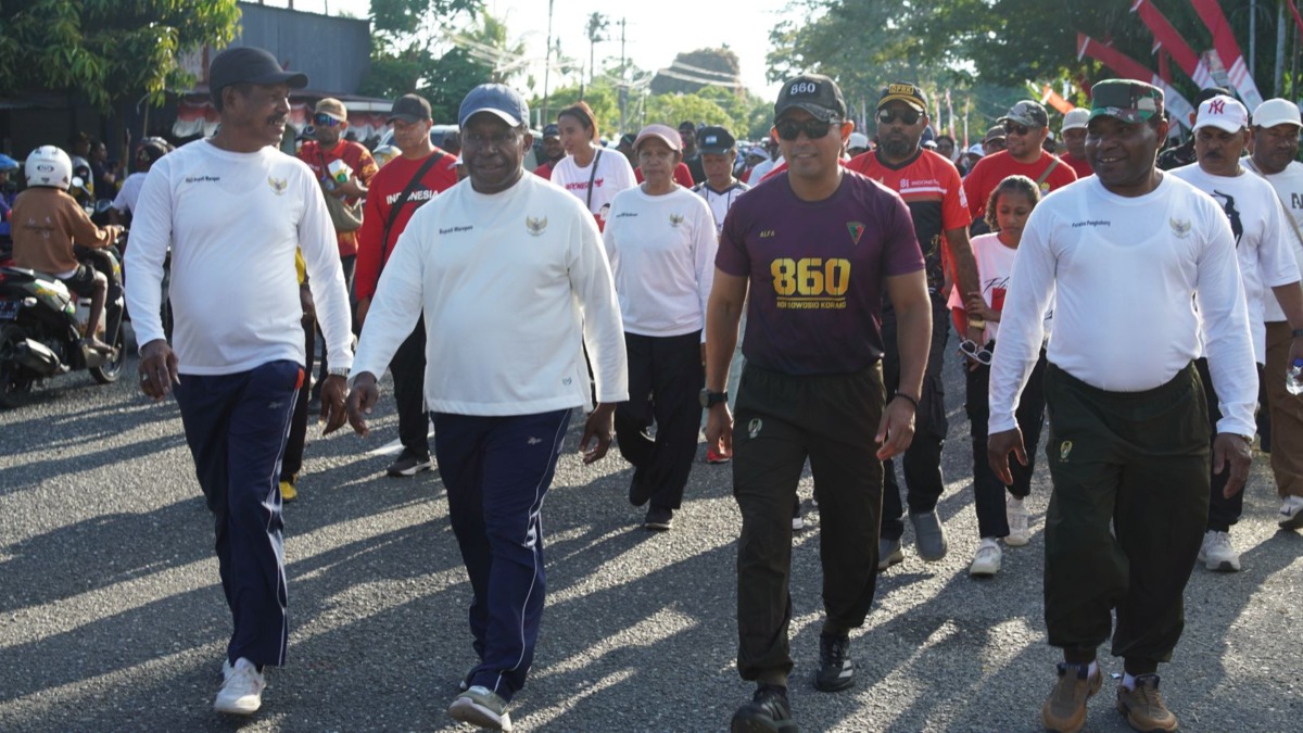 Bupati Waropen Lepas Kirab Merah Putih Sambut HUT Ke-81 RI