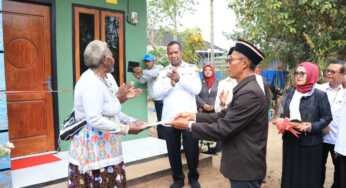 Gubernur Apolo Resmikan dan Serahkan Rumah Layak Huni