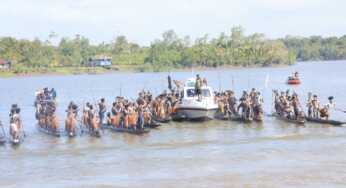Ratusan Warga Sambut Kunjungan Gubernur Apolo Safanpo di Warse dengan Perahu Tradisional