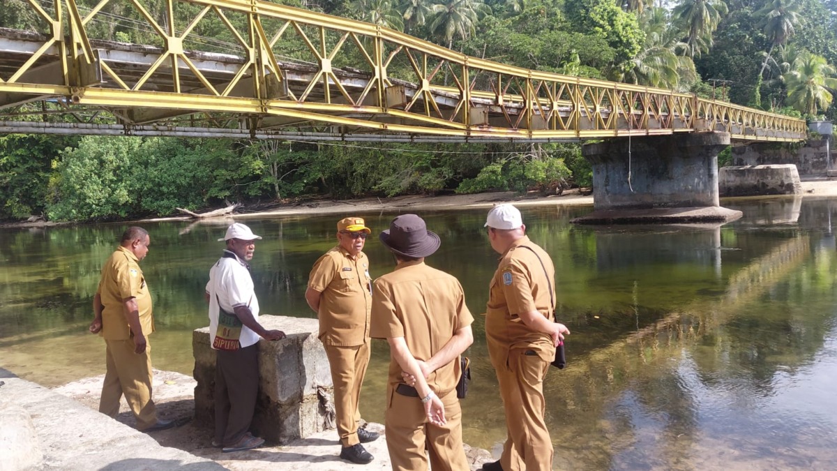 Pj. Sekda dan PUPR Biak Numfor Langsung Tinjau Jembatan Wandos yang Patah
