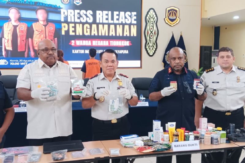 Salah Gunakan Izin Tinggal, Dua Warga Cina Dideportasi