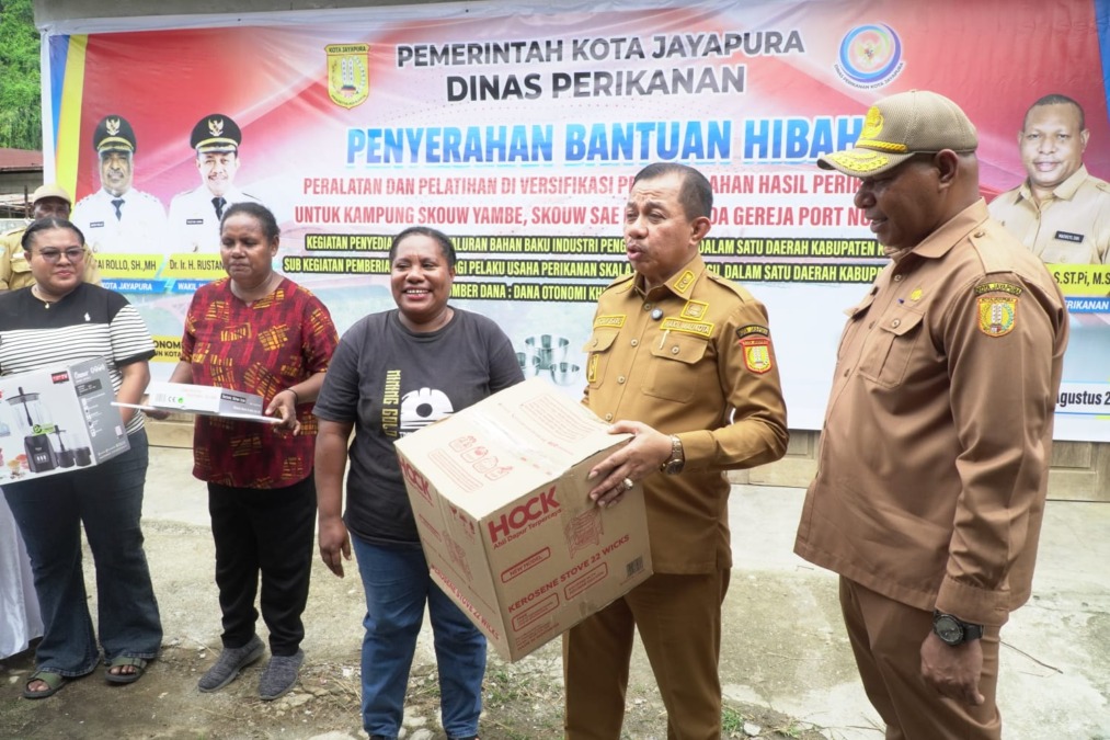 Pemkot Serahkan Bantuan Peralatan Pengolahan Ikan
