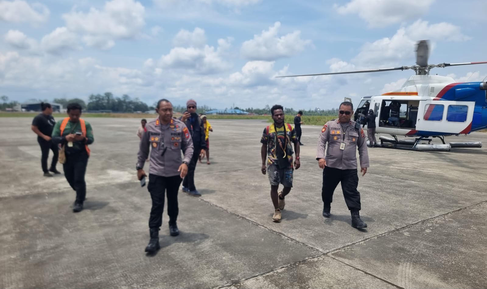 Polres Mimika Evakuasi Suami Demerina Uamang ke Timika