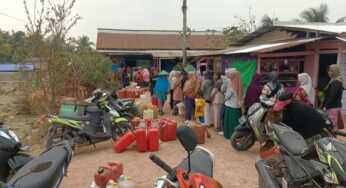 Warga Kampung Amunkay Harus Rela Antre Panjang untuk Dapatkan Mitan 